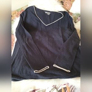 VINCE  v-neck light weight long sleeve navy sweater
